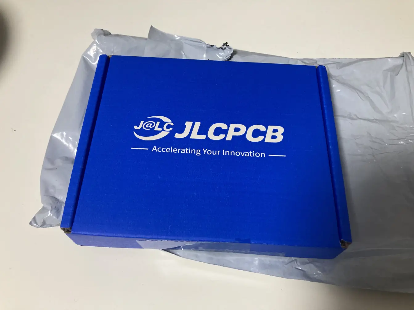 到着したJLCPCBの箱